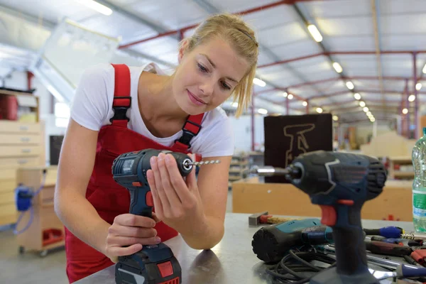 Profesyonel Değirmen Makineleri Kadın Çalışanı — Stok fotoğraf