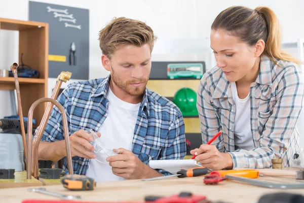 Lavoratori Sesso Maschile Femminile Discussione Laboratorio — Foto Stock