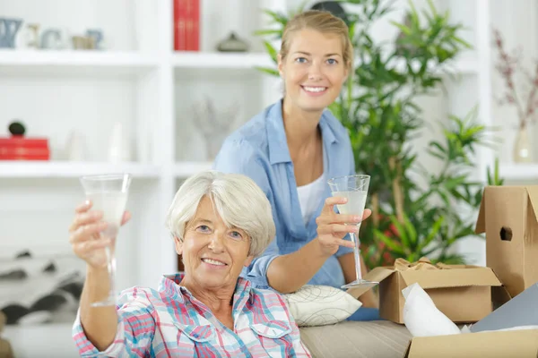 Young Woman Her Mother Drinking Sparkling Wine Together — Stock Photo, Image