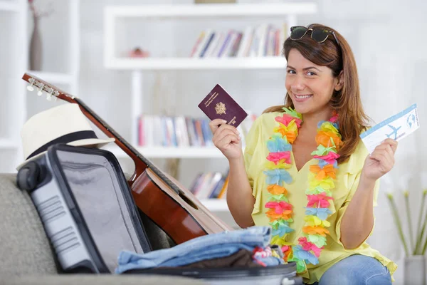 Mujer Feliz Con Pasaporte Maleta Sentado Sofá —  Fotos de Stock