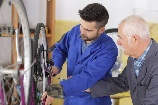 Due Meccanici Che Fissano Ruota Delle Biciclette Officina — Foto Stock