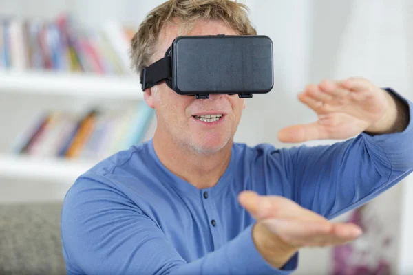 Uomo Che Utilizza Simulatore Realtà Virtuale — Foto Stock