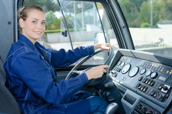 Mulher Volante Veículo Industrial — Fotografia de Stock