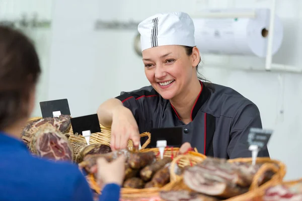 Retrato Mujer Feliz Salami Trabajador — Foto de Stock