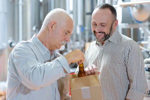 Lavoratori Guardando Loro Bottiglie Birra Finiti Con Soddisfazione — Foto Stock