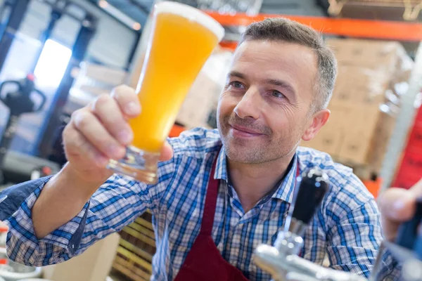 Mann Hält Frisches Bier Der Hand — Stockfoto