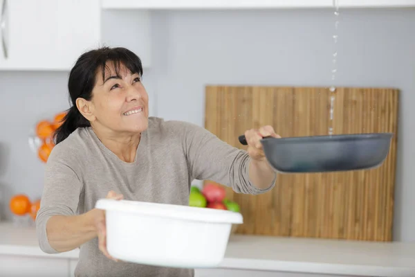 Woman Trying Stop Water Leak — Stock Photo, Image