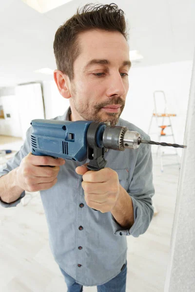 Werknemer Met Elektrische Boor Hand — Stockfoto