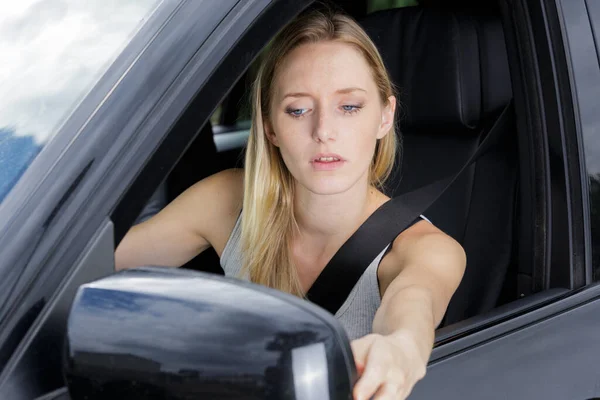 Frau Montiert Seitenspiegel Auto — Stockfoto