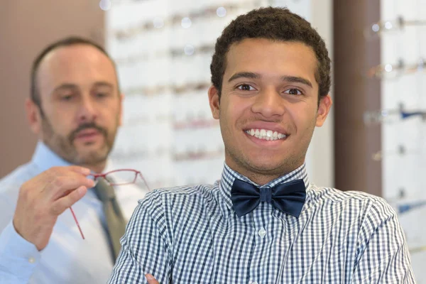 Ein Glücklicher Optiker Überprüft Die Brille — Stockfoto