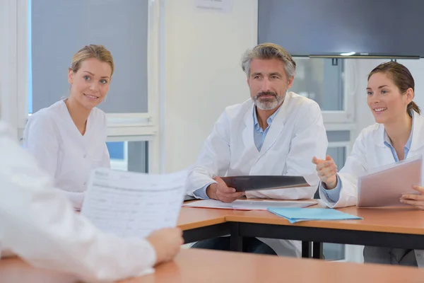 Groupe Médecins Lors Une Réunion Discutant Des Antécédents Médicaux — Photo