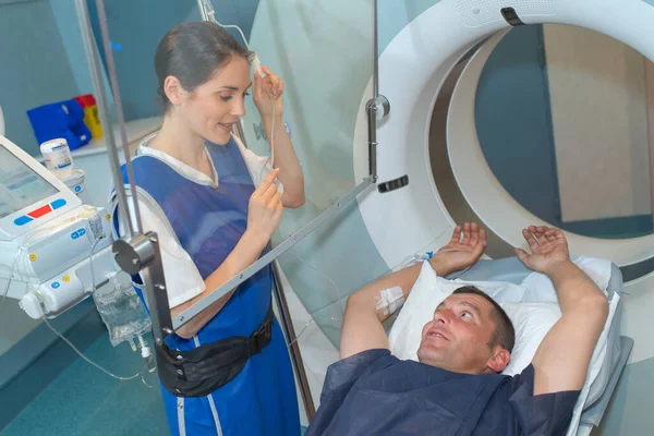 Médico Técnico Instrução Durante Preparação Paciente Para Ressonância Magnética — Fotografia de Stock