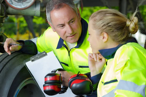 Flugzeugmechaniker Mit Weiblicher Auszubildender Bei Flugzeugfahrwerk — Stockfoto