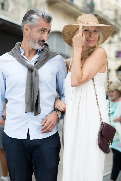 Pareja Ancianos Ciudad Calle Mujer Inclinar Sombrero —  Fotos de Stock