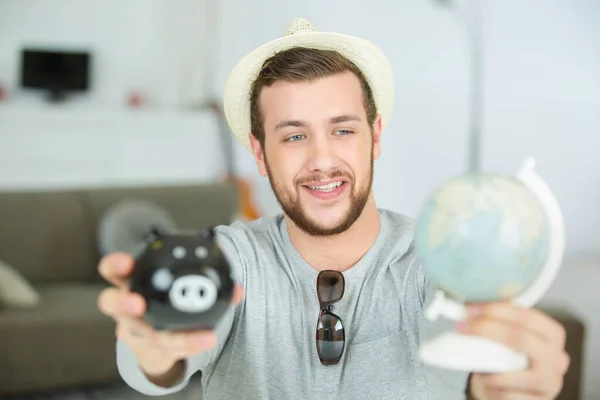 Homem Mostrando Mundo Globo Mealheiro — Fotografia de Stock