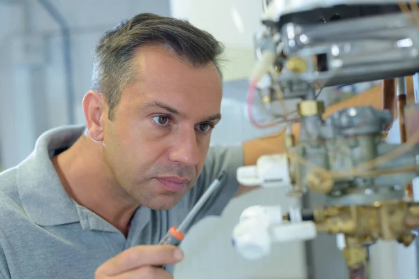 Technician Checking Air Conditioner — Stock Photo, Image