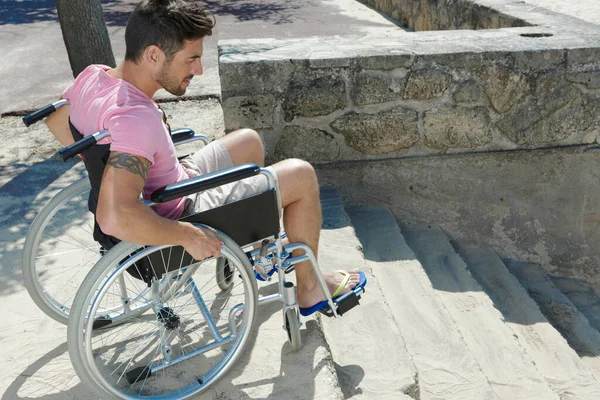 Młody Człowiek Wózku Inwalidzkim Nie Może Zejść Schodach — Zdjęcie stockowe