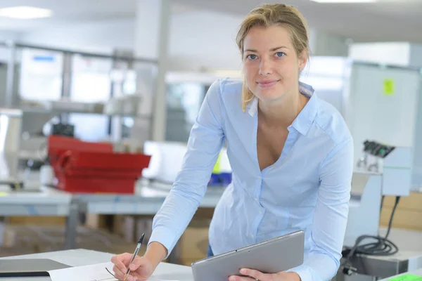 Mulher Alegre Está Sorrindo Trabalho — Fotografia de Stock