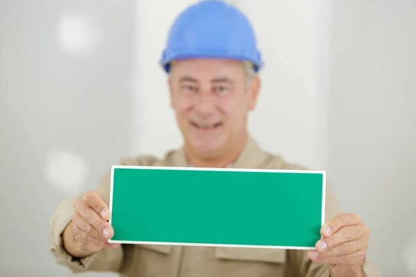 Construtor Segurando Painel — Fotografia de Stock