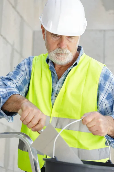 Starszy Pracownik Płci Męskiej Pracujący Zewnątrz — Zdjęcie stockowe