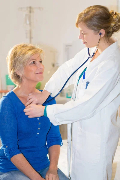 Sonriente Médico Comprobar Frecuencia Cardíaca Del Paciente —  Fotos de Stock