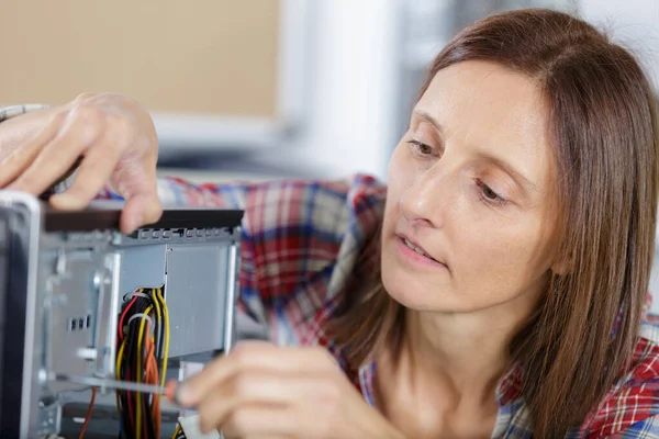 Woman Fixing Component Service Center — Stock Photo, Image