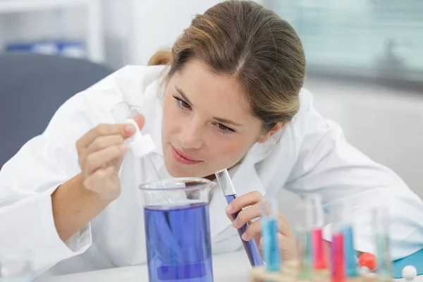 Investigador Poniendo Líquido Azul Tubo Ensayo — Foto de Stock