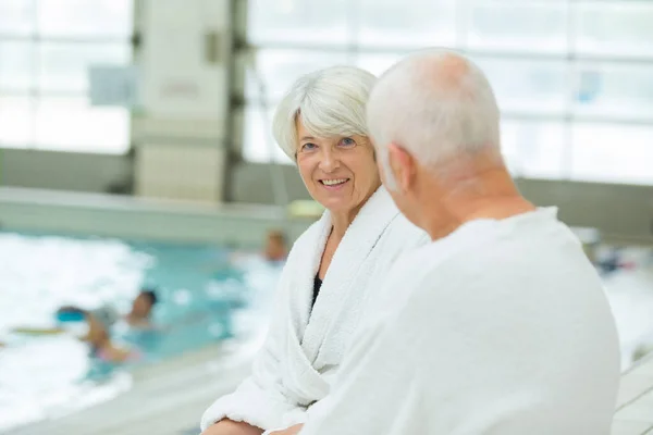 Äldre Par Som Har Ett Samtal Bredvid Pool — Stockfoto