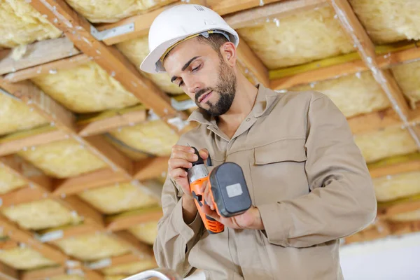 Costruttore Professionista Concentrato Prima Della Perforazione — Foto Stock