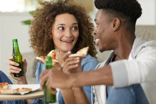 Casal Comer Pizza Assistir — Fotografia de Stock