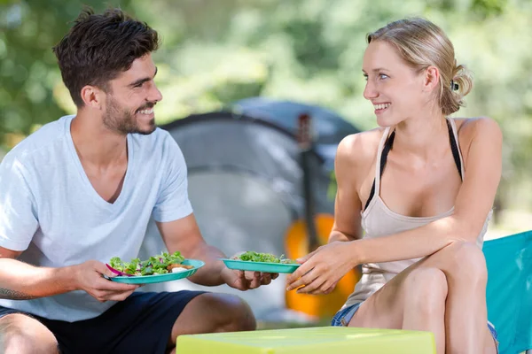 Casal Comendo Durante Férias Acampamento — Fotografia de Stock