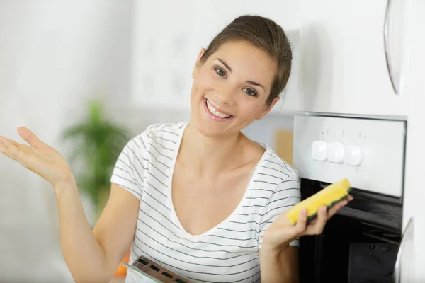 Mujer Feliz Limpieza Horno Casa Cocina —  Fotos de Stock