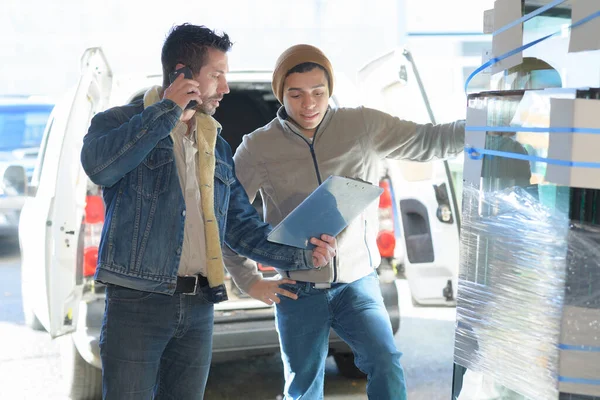 Consegna Uomo Con Appunti Accanto Pallet Termoretraibile — Foto Stock