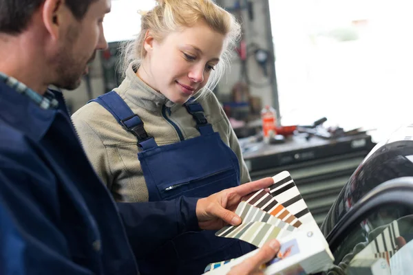 Schöne Lächelnde Mechanikerin Blau Mit Mentor — Stockfoto