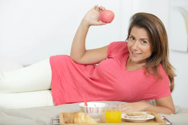 Encantadora Mujer Comiendo Manzana Cama — Foto de Stock