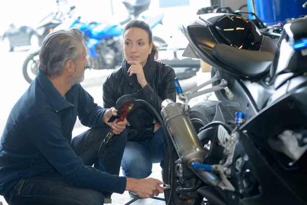 Man Woman Checking Motorbike Workshop — Stock Photo, Image