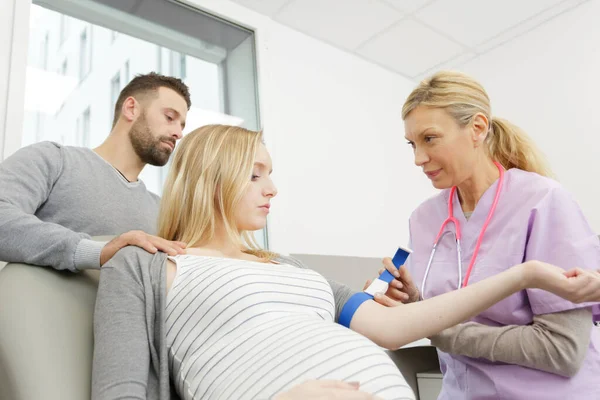 Vrouwelijke Verloskundige Arts Die Bloedsuikerspiegel Van Zwangere Vrouw Meet — Stockfoto
