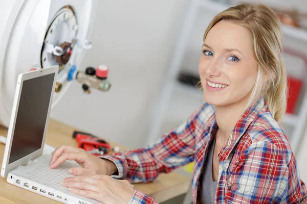 Vrouwelijke Loodgieter Met Behulp Van Laptop Door Ontmantelde Boiler — Stockfoto