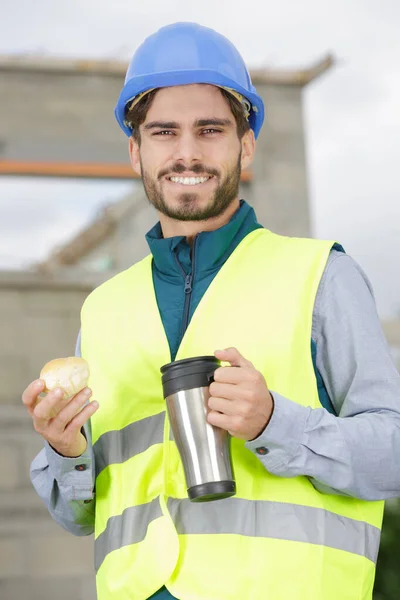 Joven Constructor Masculino Tiene Almuerzo Con Café Pastel — Foto de Stock