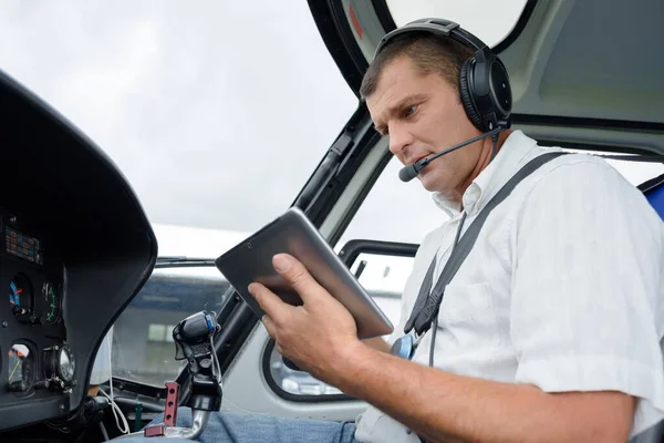 Een Piloot Met Een Tablet — Stockfoto