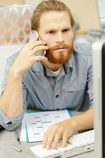 Muž Telefonu Mluví Plánování — Stock fotografie