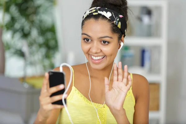 Lány Video Chat Neki Smartphone Visel Fülhallgató — Stock Fotó