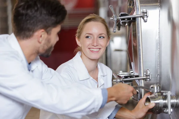 Mann Und Frau Neben Metallbottich — Stockfoto