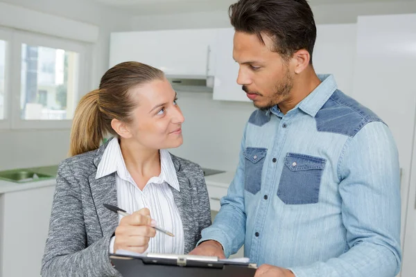 Una Pareja Hablando Portapapeles — Foto de Stock