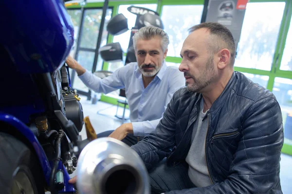 Två Män Tittar Motorcykel Butiken — Stockfoto