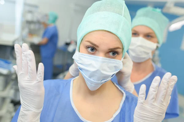 Πορτρέτο Της Γυναικείας Χειρουργός Δείχνει Χειρουργικά Γάντια Στο Χειρουργείο — Φωτογραφία Αρχείου