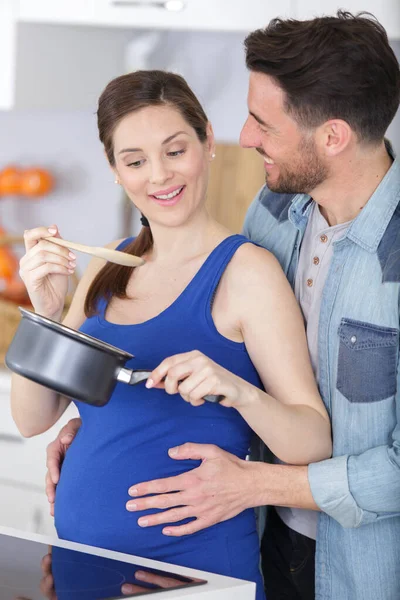 Casal Cozinhar Juntos Sua Cozinha Casa — Fotografia de Stock