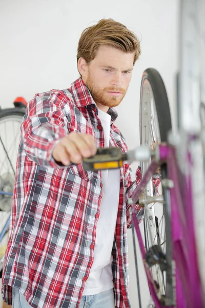 자전거 자전거에 페달을 — 스톡 사진