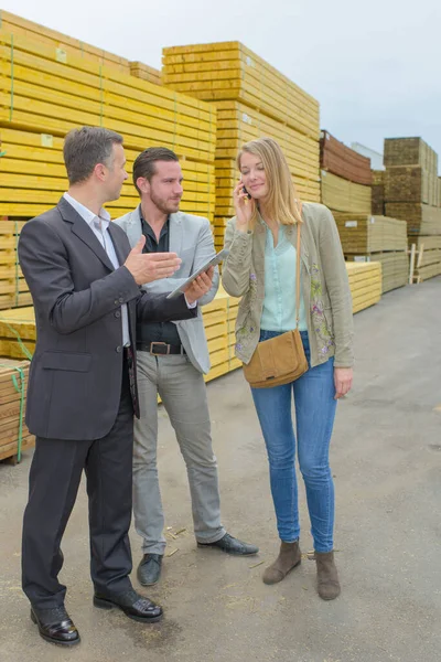 Casal Escolhendo Comprando Madeira Construção Uma Loja Diy — Fotografia de Stock