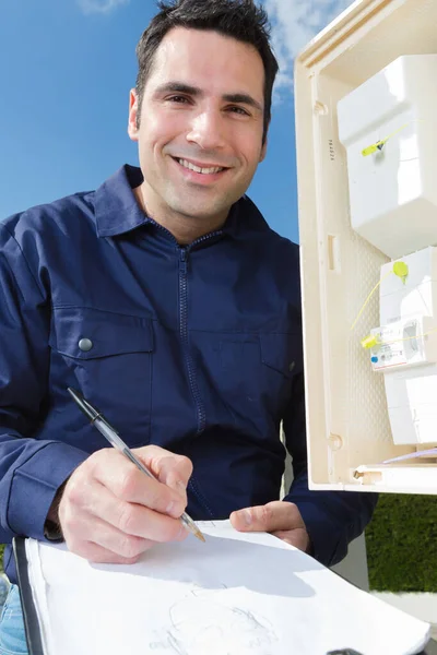 Electricista Sonriendo Mientras Dibuja Información Caja Fusibles — Foto de Stock